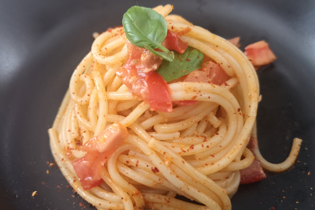 spaghetti-au-pesto-rosso-et-chevre