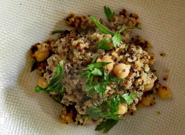 couscous-de-pruneaux-et-quinoa-vinaigrette-au-beurre-de-cacahuetes