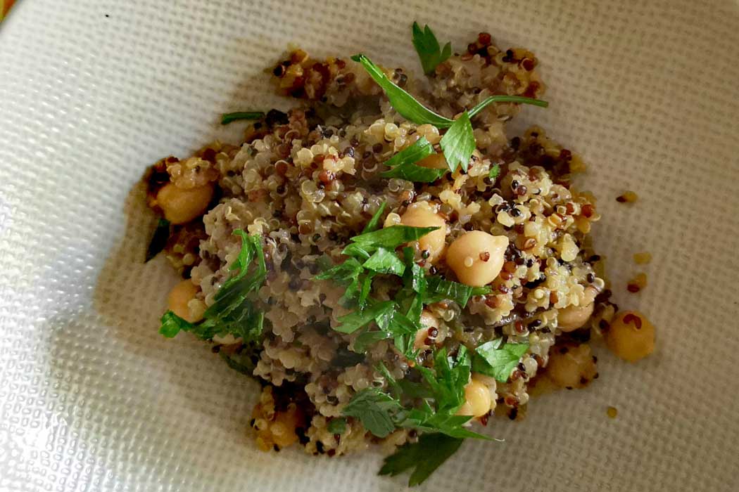 couscous-de-pruneaux-et-quinoa-vinaigrette-au-beurre-de-cacahuetes